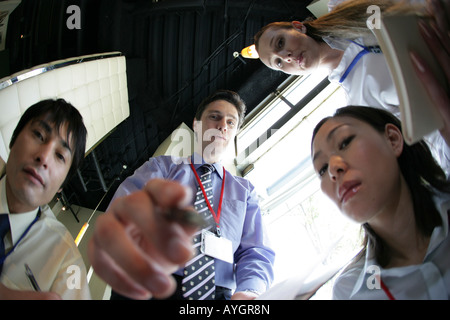 Quattro persone che lavorano in cafe Foto Stock