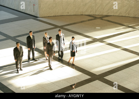 Un gruppo di uomini d'affari nella lobby Foto Stock