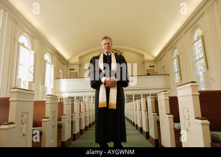 Sacerdote tenendo la Bibbia nella Chiesa Foto Stock