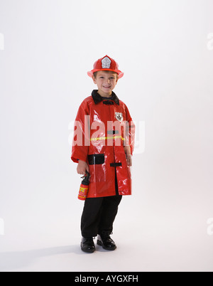 Ragazzo vestito in fireman costume di Halloween Foto Stock