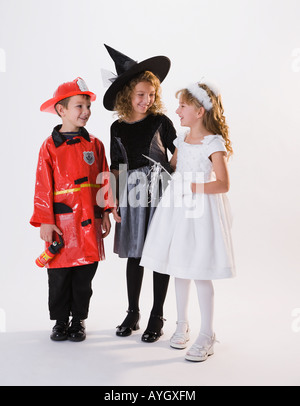 I bambini vestiti in costumi di Halloween Foto Stock