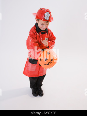 Ragazzo vestito in fireman costume di Halloween Foto Stock