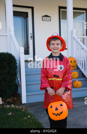 Ragazzo vestito in fireman costume di Halloween Foto Stock