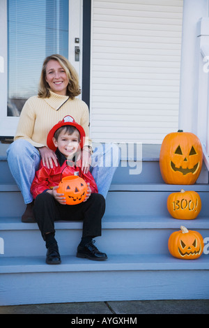 Madre e figlio vestito in fireman costume di Halloween Foto Stock