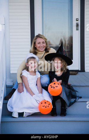 La madre e le figlie vestite di strega e principessa costumi di Halloween Foto Stock