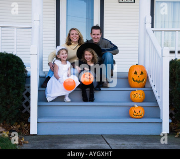 Famiglia con le figlie vestite di strega e principessa costumi di Halloween Foto Stock