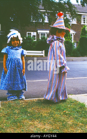 Fancy Dress ragazzo autistico ignorando la sua sorella Foto Stock