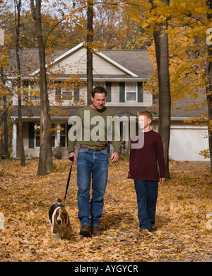 Padre e figlio del cane a piedi nei boschi Foto Stock