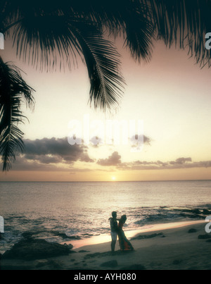 JM - OCHO RIOS: coppia romantica al tramonto sulla spiaggia giamaicana Foto Stock