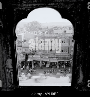 Fotografia di viaggio - Scene di strada dal palazzo dei venti Hawa Mahal di Jaipur nel Rajasthan in India in Asia del Sud. La gente la vita del paesaggio Foto Stock