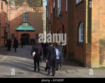 Eton gli studenti a scuola a piedi Foto Stock