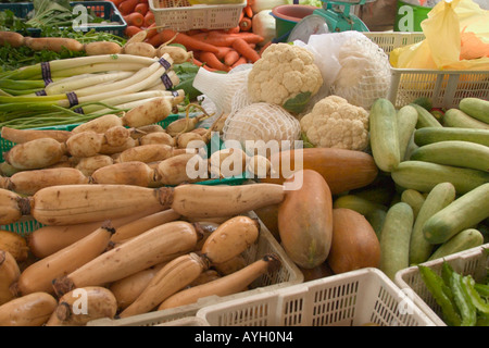 Ortaggi con lotus root, cavolfiore, il cetriolo, la carota e gli altri per la vendita sul mercato cinese in stallo, Malaysia Foto Stock