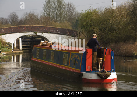 Barca stretta avvicina un ponte sul canale a Stockers Lock sul Grand Union Canal vicino a Rickmansworth, Herts. Foto Stock