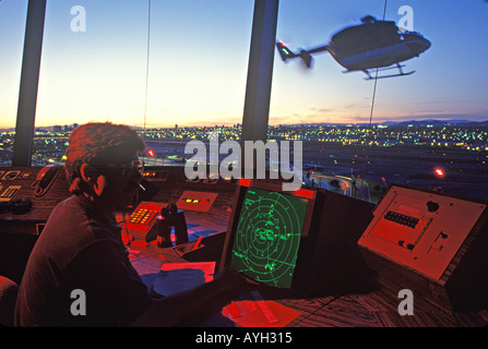Un elicottero ottiene il gioco per l'aeroporto partono dall'aviazione torre di controllo Foto Stock