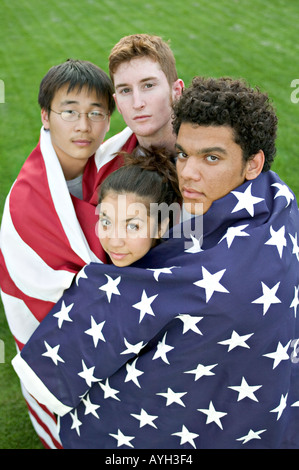 Diversi giovani patriottici in America compresi il vietnamita Anglo ispanico e americano africano Foto Stock