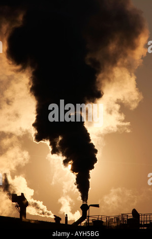 Il riscaldamento globale - gassoso inquinamento atmosferico coperto sun Foto Stock