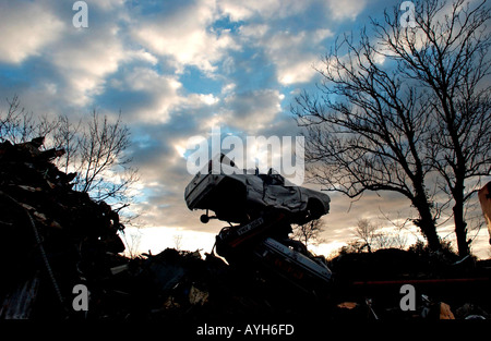 Rottamazione delle automobili abbandonate Foto Stock