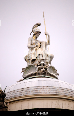 Statua di Minerva dea della saggezza sulla sommità del Municipio di Liverpool in Merseyside Foto Stock