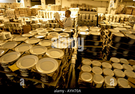 Un lavoratore controlla una piastra in bianco reparto magazzino al Wedgewood fabbrica in Stoke on Trent. Foto Stock