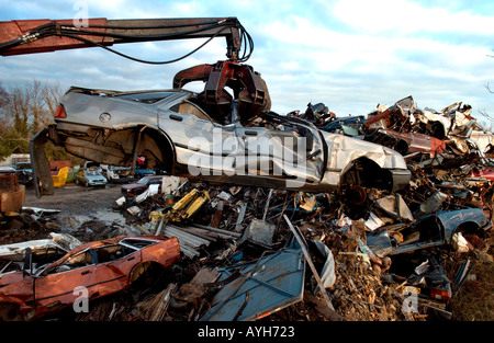 Rottamazione delle automobili abbandonate Foto Stock