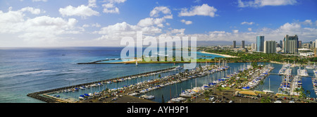 Al di sopra di Ala Wai Harbor in Waikiki, Honolulu dal Rainbow Tower Hilton Hawaiian Village su Oahu Island Foto Stock