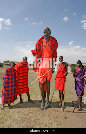 Maasai anziani jump per accogliere i visitatori in Kenya Africa Foto Stock