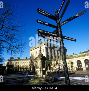 La mezzaluna con informazioni turistiche sign in primo piano Buxton DERBYSHIRE REGNO UNITO Foto Stock