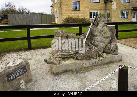 "Vecchio Padre Tamigi' 'St Johns Lock' [Fiume Tamigi] Lechlade Gloucestershire " Testa del Tamigi" commissionato '1854' Foto Stock