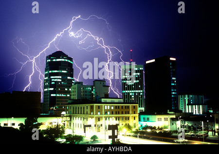 Il fulmine colpisce nella città di Tucson in Arizona negli Stati Uniti durante il monsone estivo storm Foto Stock