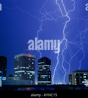 Più distante di fulmini sciopero durante il monsone estivo tempesta su un paesaggio urbano nel centro cittadino di Tucson in Arizona Stati Uniti Foto Stock