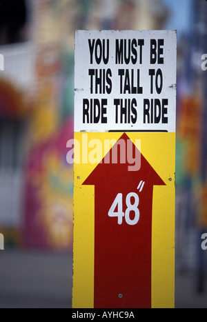 Ancora la vita di un carnevale ride segno misurando i bambini di altezza Foto Stock