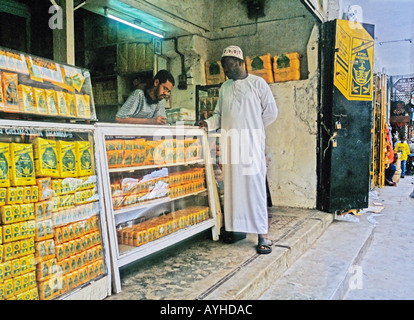 AFRICA KENYA MOMBASA uomo musulmano nel tradizionale abito dishdasha e kufi hat acquisto di tè provenienti da memorizzare nel mercato Foto Stock