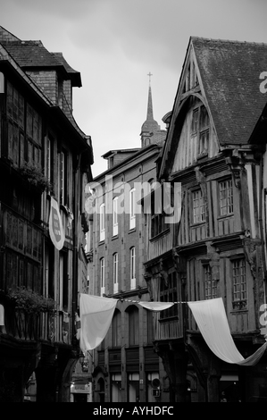 Dinan Place des Cordeliers tipiche case nella città vecchia Foto Stock