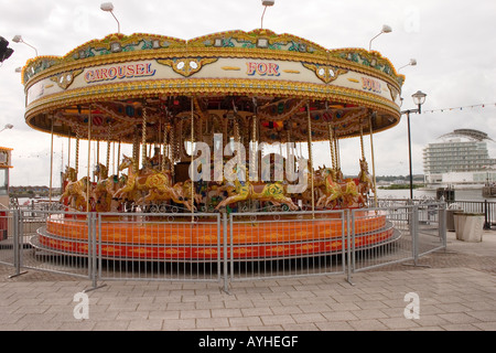 Giostra sul lungomare della Baia di Cardiff Regno Unito Foto Stock