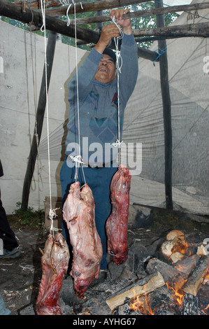 Cree uomini nativa la cottura di carne selvaggia Mistissini Nord del Québec in Canada Foto Stock