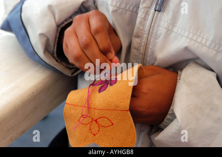 Native cree ragazza e ricamo Mississini Native Community Northern Quebec, Canada Foto Stock