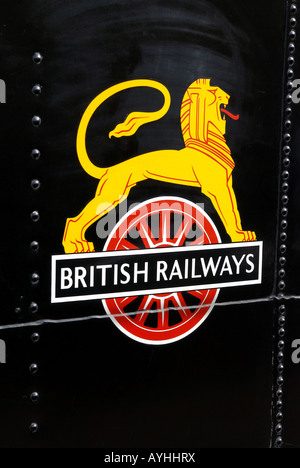 Early British Railways lion e ruota o "ciclismo lion' emblema utilizzato fino alla metà degli anni cinquanta del secolo scorso sul serbatoio di una locomotiva nera. Foto Stock