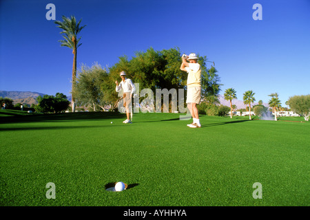 I cittadini anziani mettendo sul verde in Palm Springs California Foto Stock