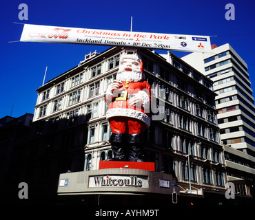 Babbo Natale su un angolo di Whitcoulls book store, Auckland, Nuova Zelanda Foto Stock