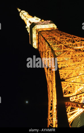 Tokyo Tower, Tokyo, Giappone di notte. Torre di Tokyo illuminata di notte contro la luna piena, Shiba, Tokyo, Giappone Foto Stock
