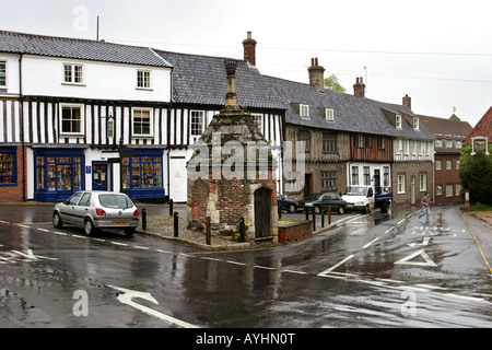 Regno Unito Inghilterra Norfolk Little Walsingham luogo comune pompa del villaggio casa noto come il faro con braciere sulla parte superiore Foto Stock