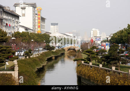 Moderna area dello shopping e dello svago lungo il canale principale SUZHOU provincia dello Jiangsu in Cina Foto Stock