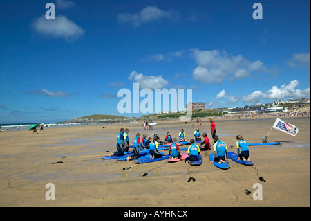 Una scuola di Surf lezione sul Fistral Beach Newquay Cornwall Foto Stock