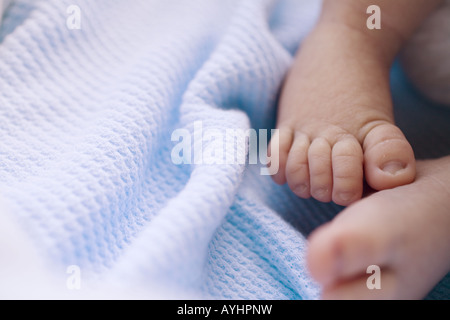 Un primo piano di piedi del bambino su una coperta blu. Foto Stock