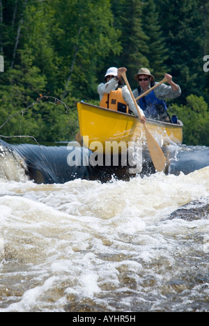 Giovane riprese rapide in canoa Foto Stock