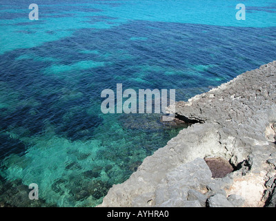 Blaues Meereswasser und rauhe Kueste Foto Stock