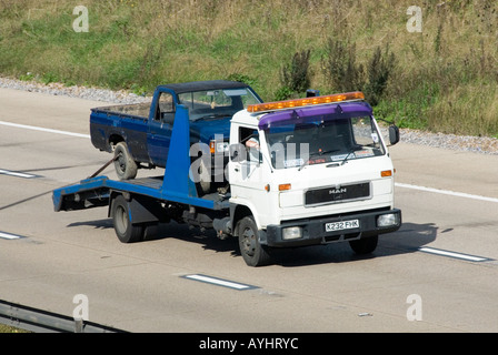 Vista dall'alto veicolo CARICATO DALL'UOMO e autista pick-up camion trasporto pick up van guida lungo l'autostrada M25 Essex Inghilterra UK Foto Stock