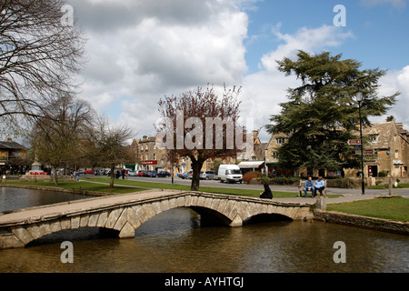 Alto ponte uno dei cinque ponti in primo piano bourton sull'acqua gloucestershire England Regno Unito Regno Unito Foto Stock
