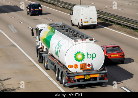 Logo posteriore antenna BP su autocarro cisterna a benzina articolato nel traffico dell'autostrada M25 con pannello informativo Hazchem Inghilterra Regno Unito Foto Stock