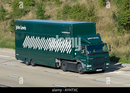 John Lewis articolato consegna DAF autocarro e rimorchio Foto Stock